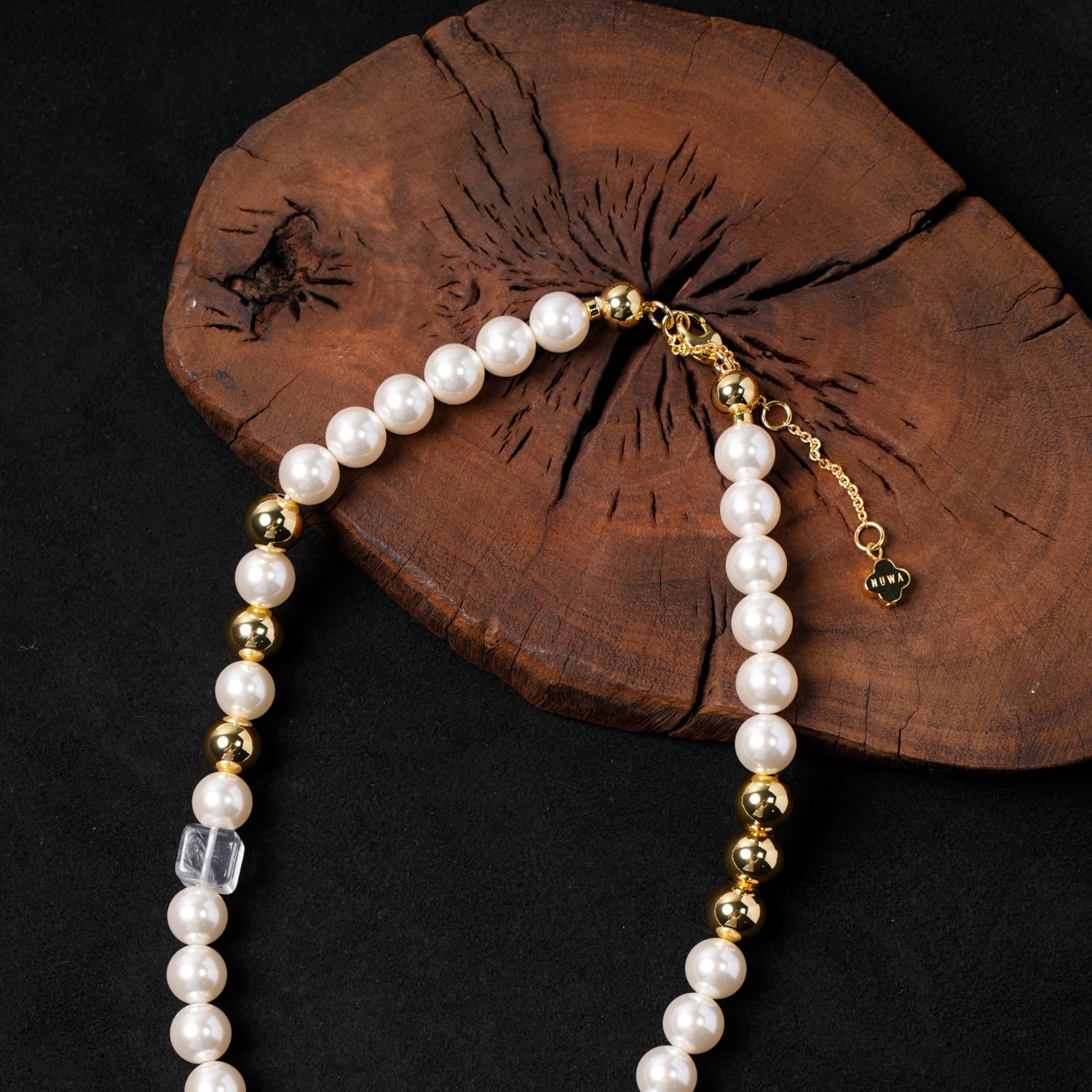Nuwastone Gilded Halo Pearl Necklace