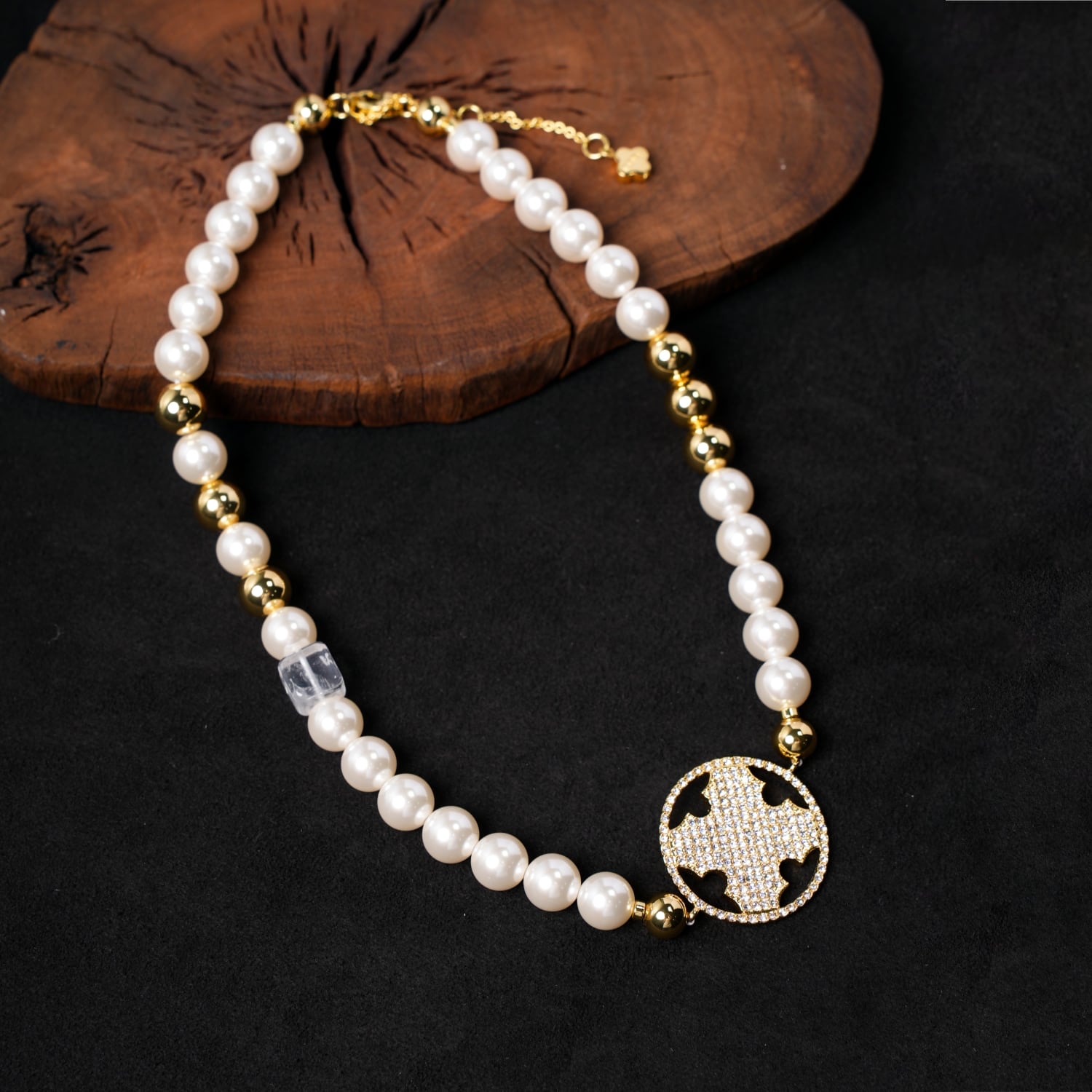 Nuwastone Gilded Halo Pearl Necklace